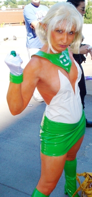 Illustration for article titled Green Lantern cosplay that looks cooler than the movie costume
